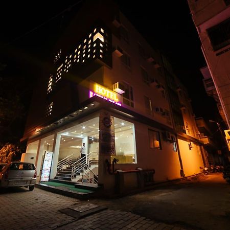 Radical Palace Hotel And Restaurant Lakhnau Kültér fotó